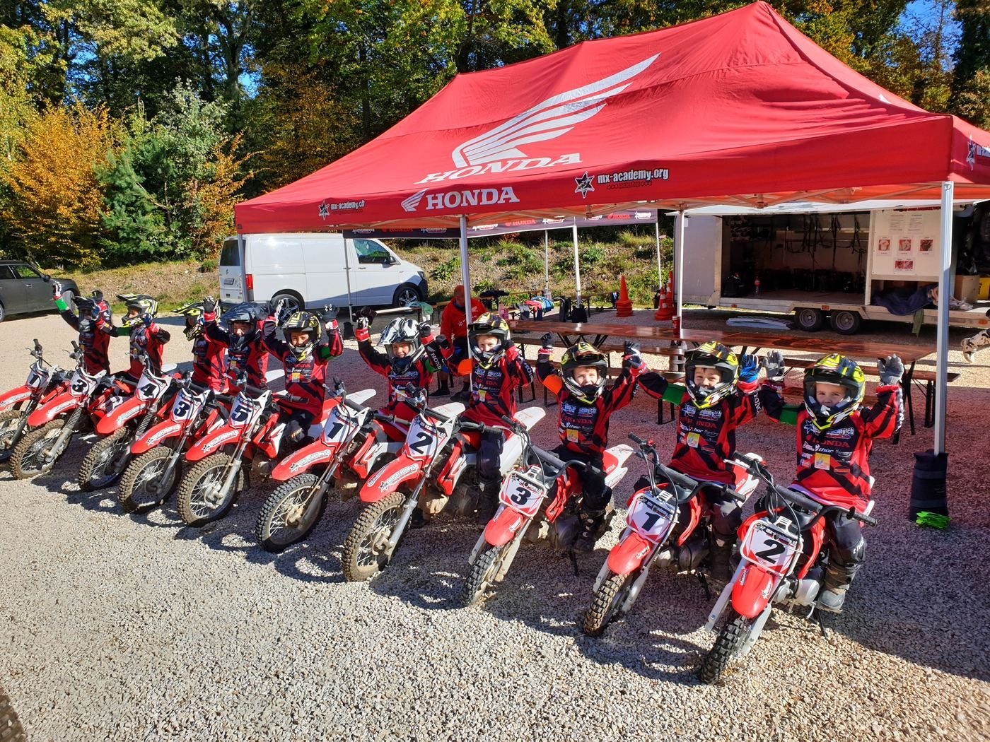 MX-Academy from Zurich Airport: children on red Honda bikes line up and cheer in front of the red Honda tent